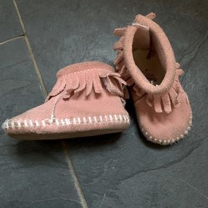 MINNETONKA MOCCASIN BOOTS